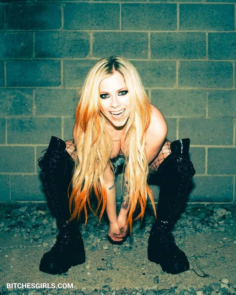 Avril Lavigne Nude Celebrity Leaked Tits Photos - #8