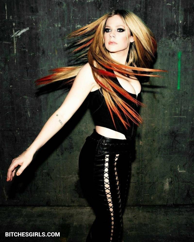 Avril Lavigne Nude Celebrity Leaked Tits Photos - #1