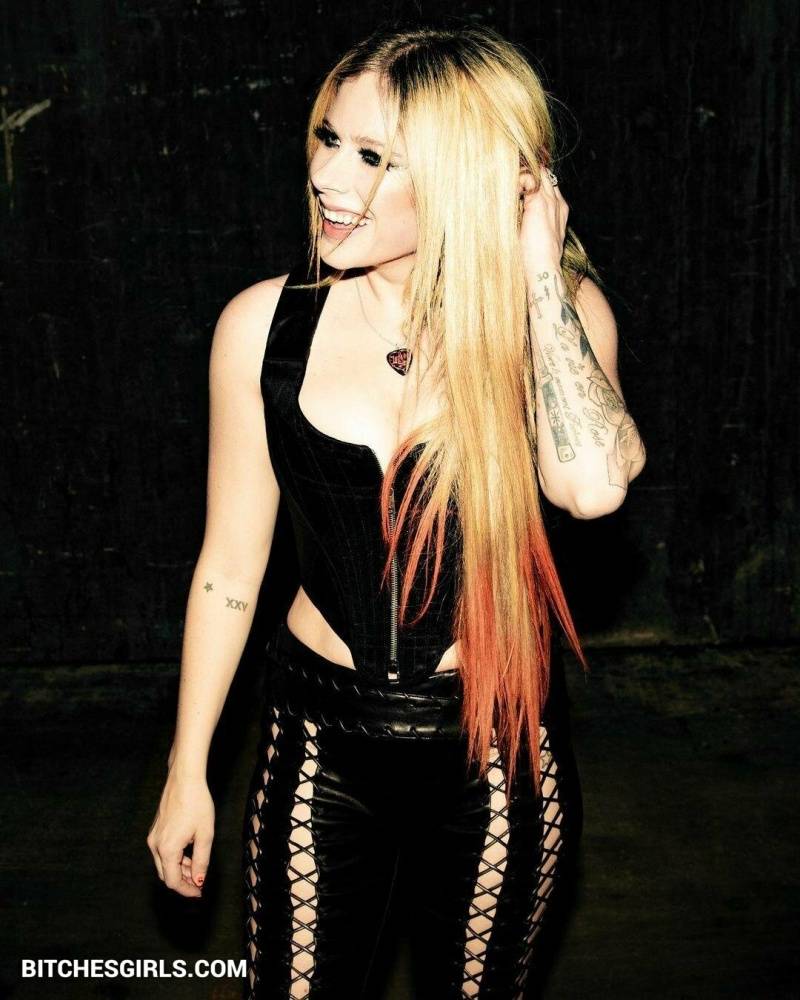 Avril Lavigne Nude Celebrity Leaked Tits Photos - #11