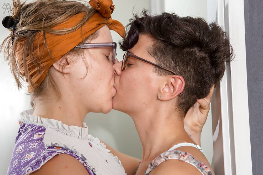 Amateur lesbos Amanda B and Tallulah having sex with glasses on - #16