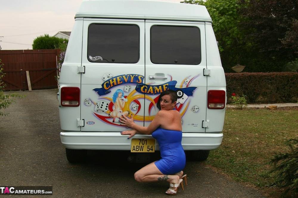 Mature amateur Mary Bitch gets naked inside a B-class van during solo action - #9