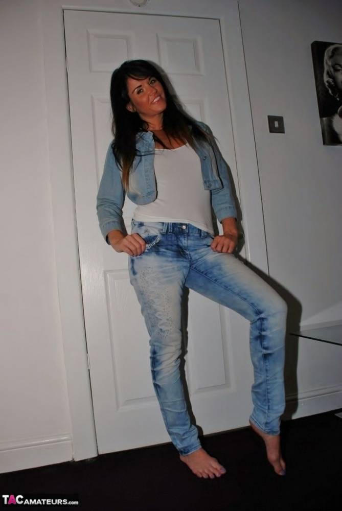 Dark haired teenj frees her bare ass and twat from denim jeans in bare feet - #5