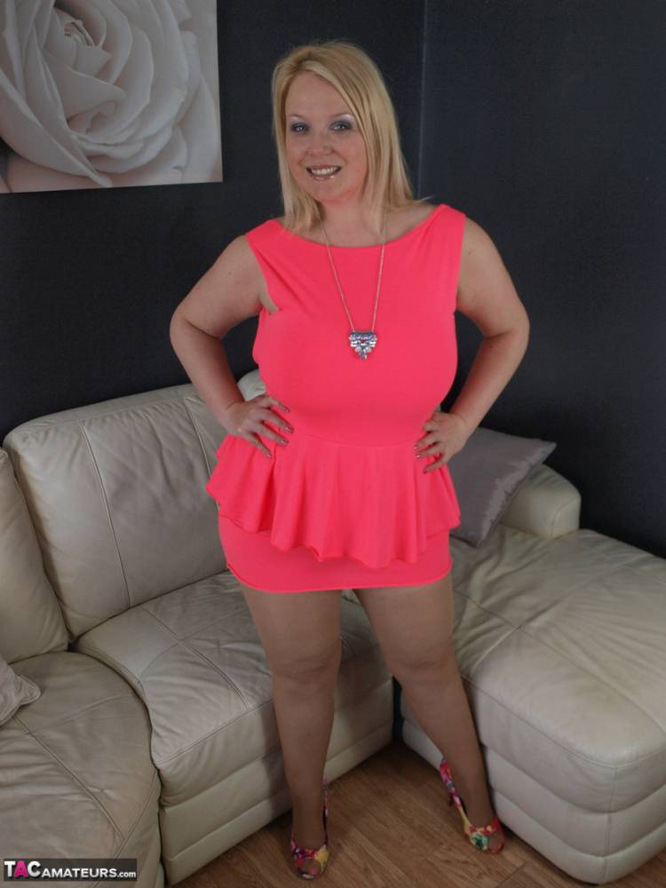 Thick amateur Sindy Bust teases on leather furniture in a short pink dress - #13