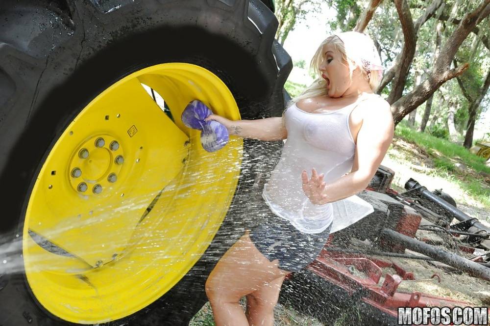 Curvaceous amateur in jeans shorts make some wet and soapy action outdoor - #12