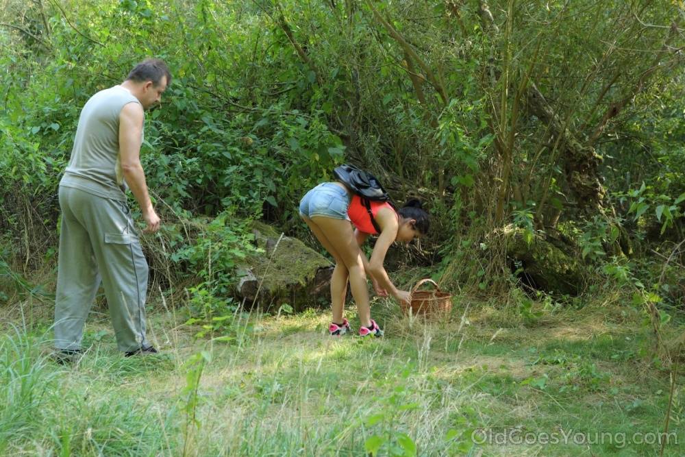 Young brunette gets fucked by an old man while picking berries - #16