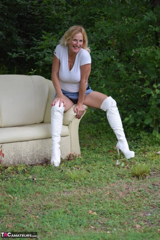 Amateur model Molly MILF shows her thighs in white OTK boots and skirt in yard - #3