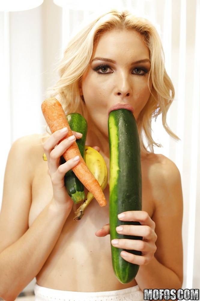Sex-hungry blonde hottie pleasing her shaved cunt with vegetables - #2