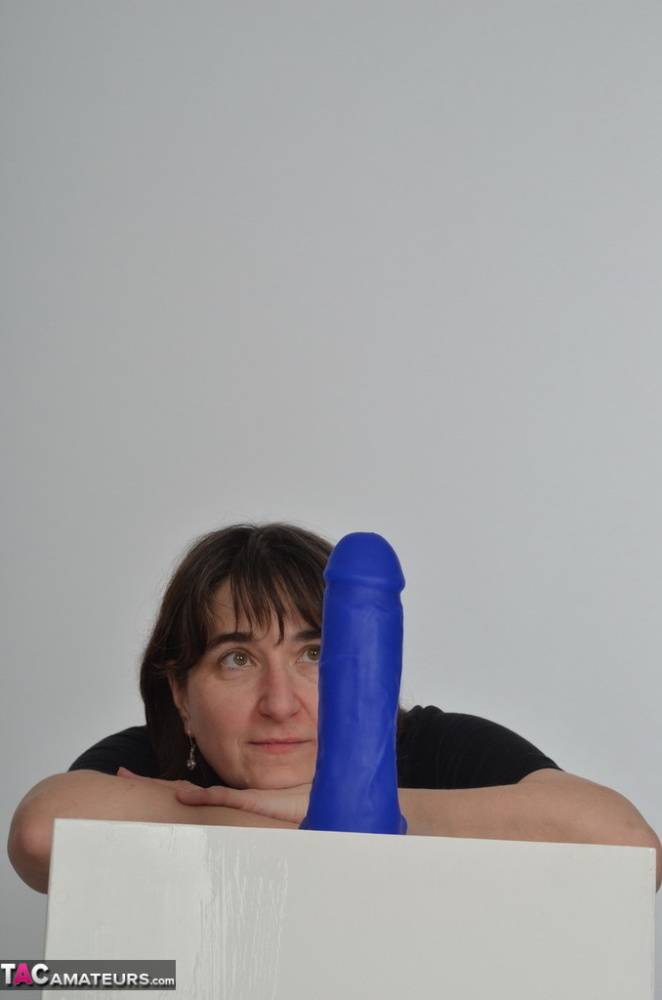 Amateur slut with saggy boobs riding a big blue dildo so damn good - #3