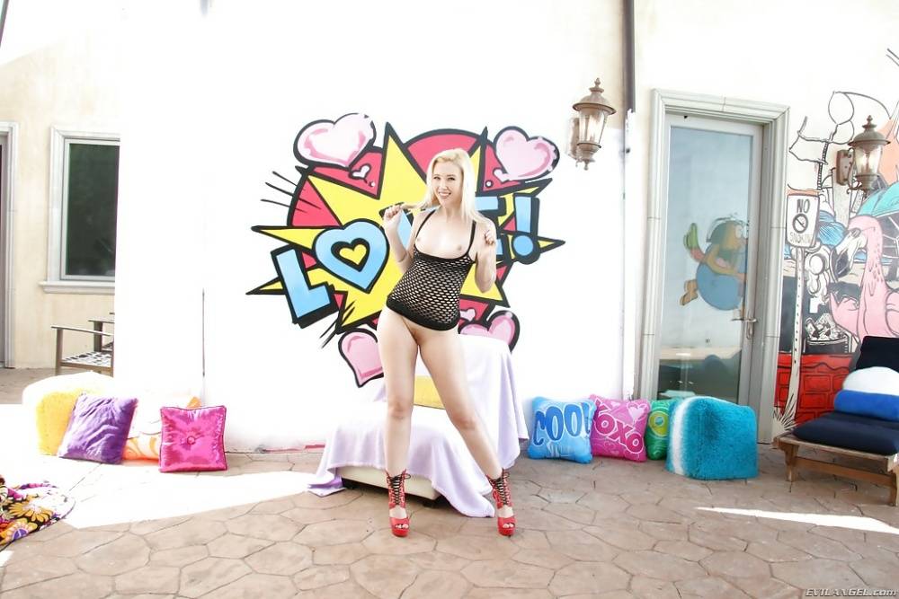 Leggy babe Samantha Rone showing off round pornstar butt outdoors - #9
