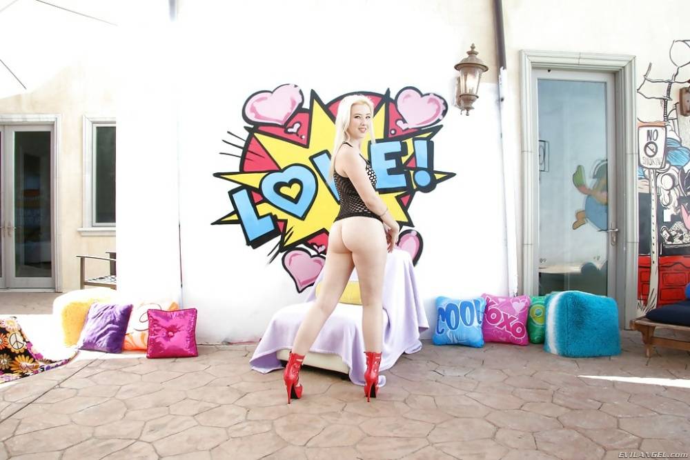 Leggy babe Samantha Rone showing off round pornstar butt outdoors - #6