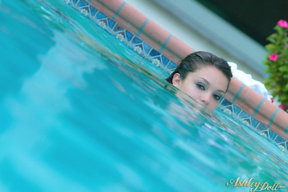 Beautiful amateur model Taylor Ashley peels off wet tank top in the pool - #1