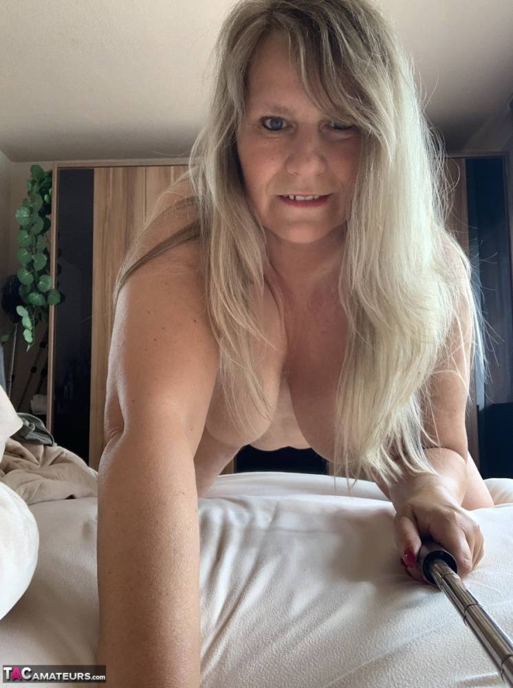 Overweight mature woman Sweet Susi takes nude selfies in her bedroom - #7