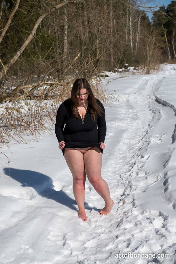 Brunette BBW rids ball gag and ropes while posing nude and barefoot in snow - #16