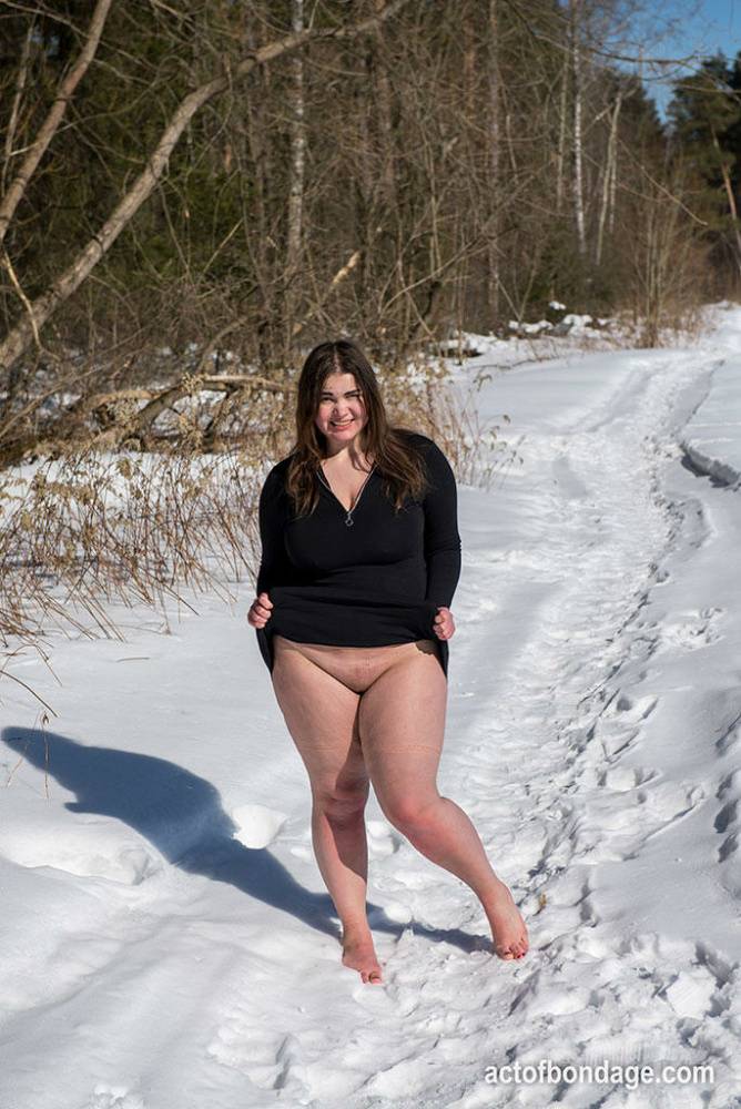 Brunette BBW rids ball gag and ropes while posing nude and barefoot in snow - #9