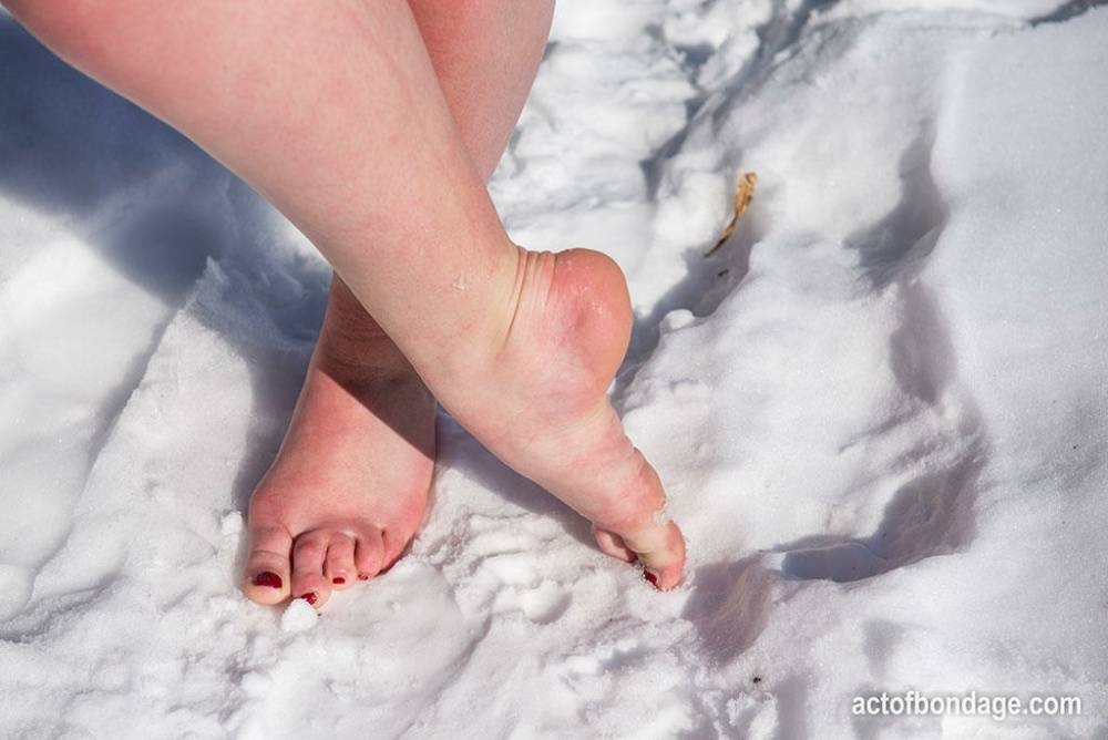Brunette BBW rids ball gag and ropes while posing nude and barefoot in snow - #10