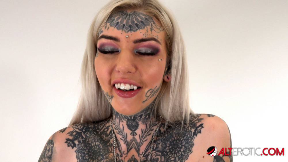 Tattoo enthusiast Amber Luke rides a multispeed sex machine - #13