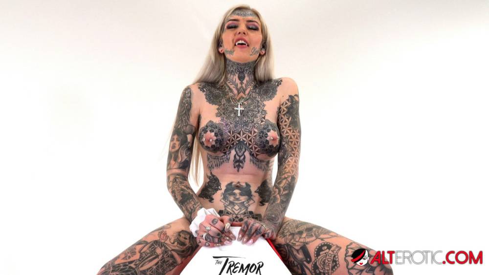 Tattoo enthusiast Amber Luke rides a multispeed sex machine - #1