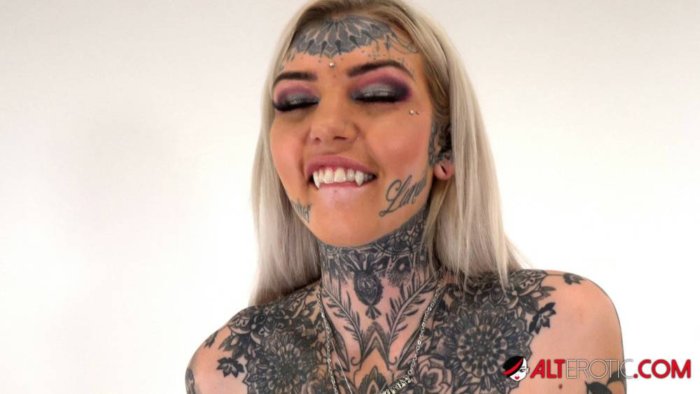 Tattoo enthusiast Amber Luke rides a multispeed sex machine - #4