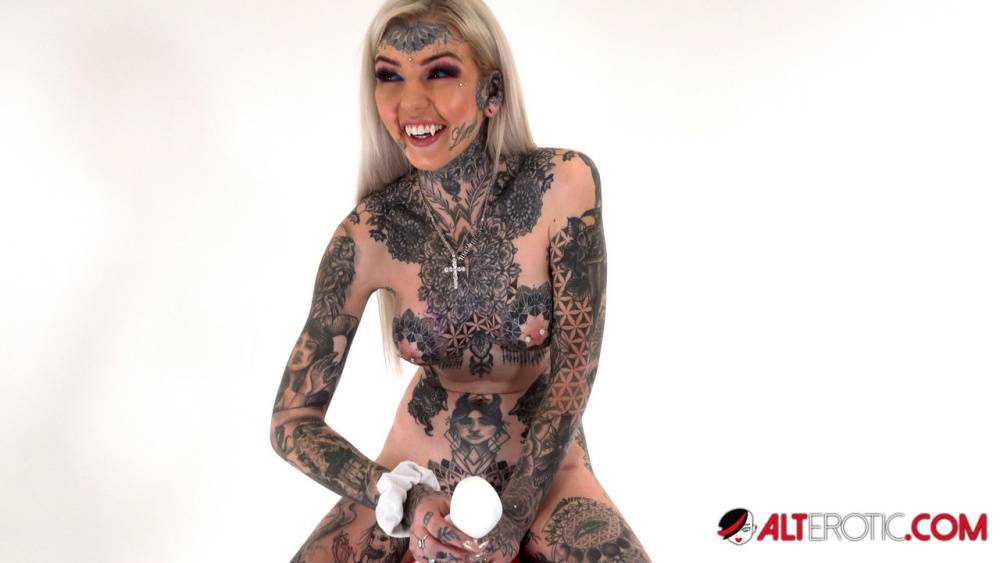 Tattoo enthusiast Amber Luke rides a multispeed sex machine - #2