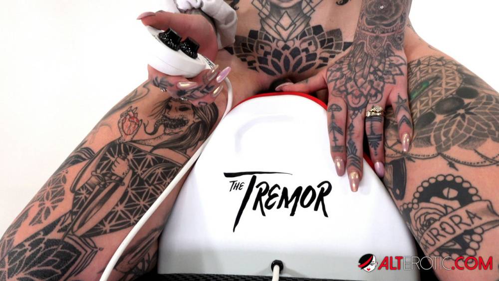 Tattoo enthusiast Amber Luke rides a multispeed sex machine - #9