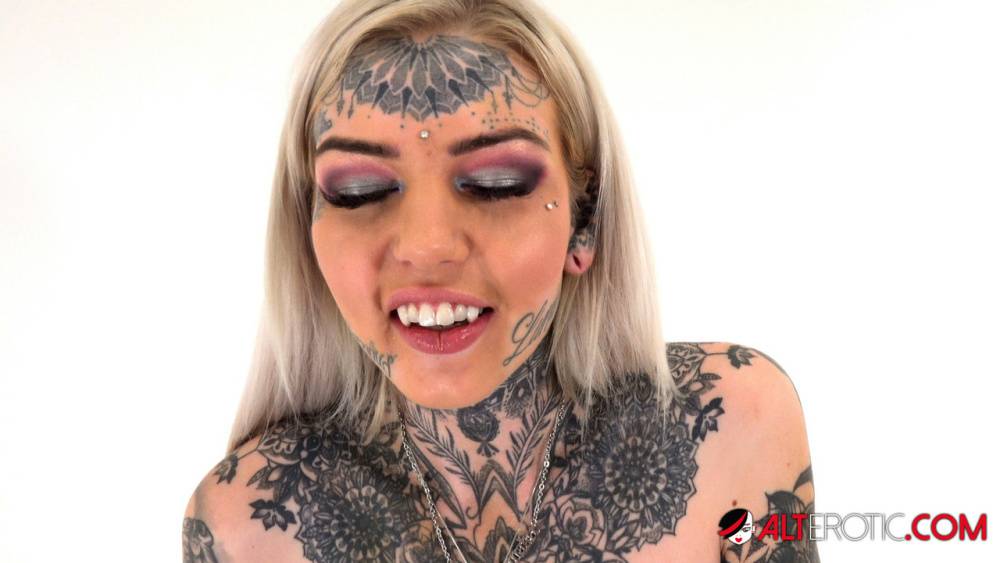 Tattoo enthusiast Amber Luke rides a multispeed sex machine - #7