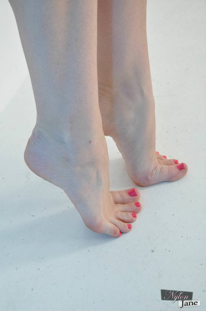 Solo model Nylon Jane shows off her feet with and without nylons - #4