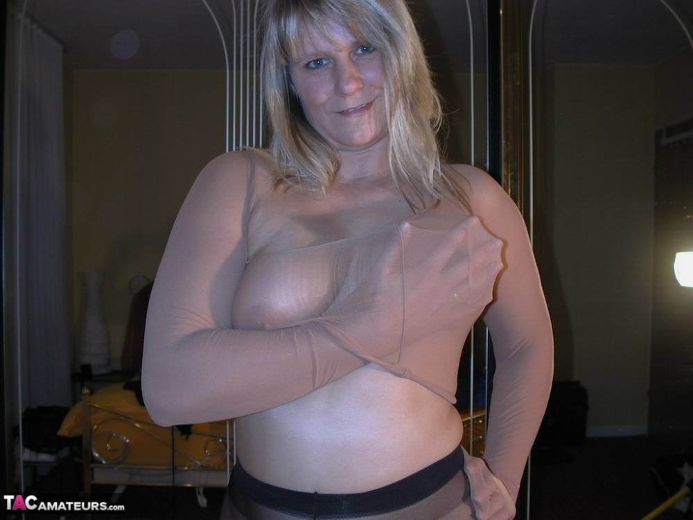 Middle-aged amateur Sweet Susi pulls on sheer pantyhose before going topless - #7