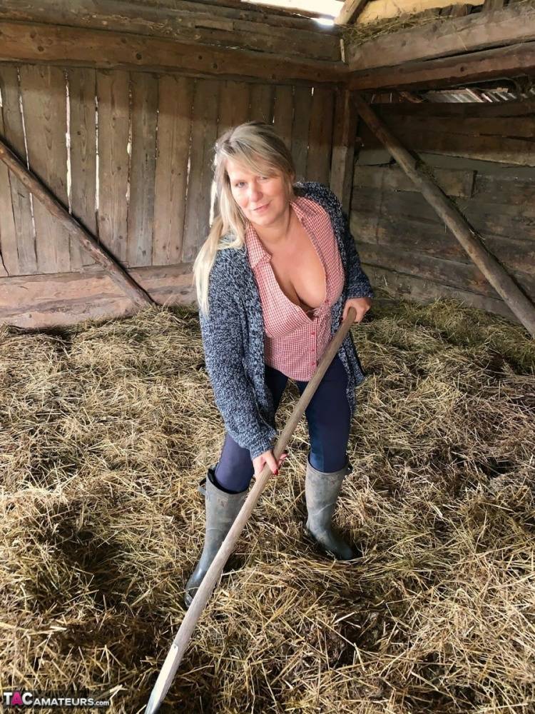 Overweight amateur Sweet Susi strips naked while forking hay in a mow - #2