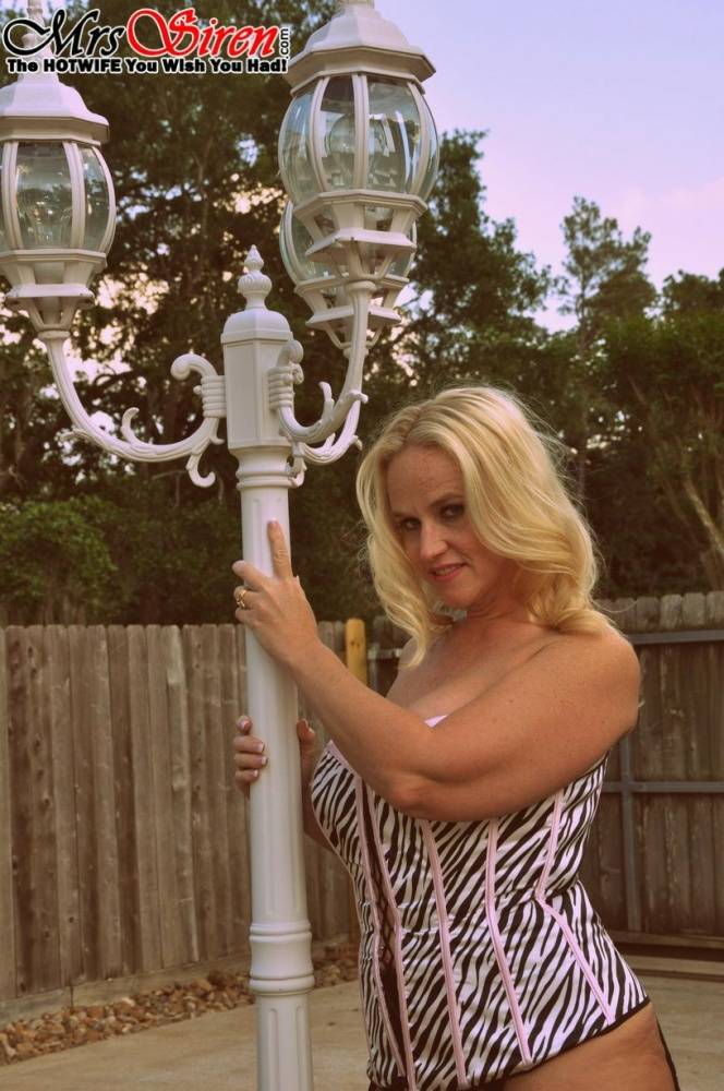 Blonde amateur Dee Siren models a laced corset and mesh hosiery in a backyard - #4