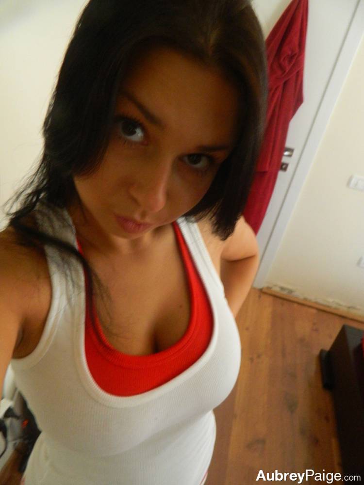 Dark haired amateur Aubrey Paige takes selfies as she exposes her hot body - #8