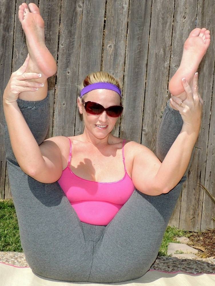 Fat wife Dee Siren bangs a big black dick on poolside patio - #11