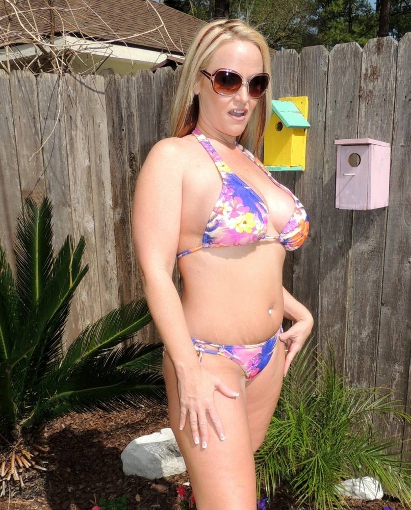 Amateur fatty Dee Siren models a bikini in the backyard while wearing shades - #1