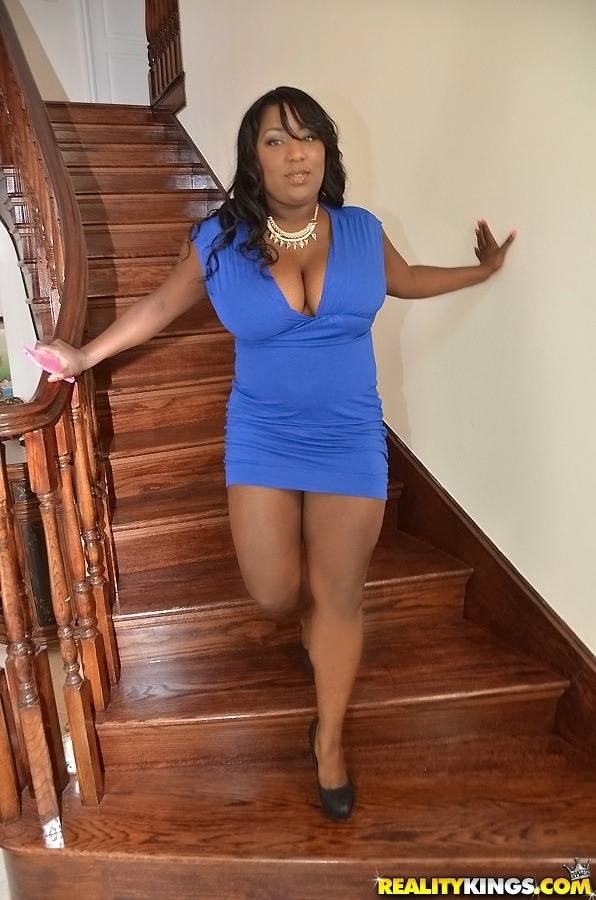 Ebony slut Luxury Amore is revealing her ass in a sexy blue dress - #4