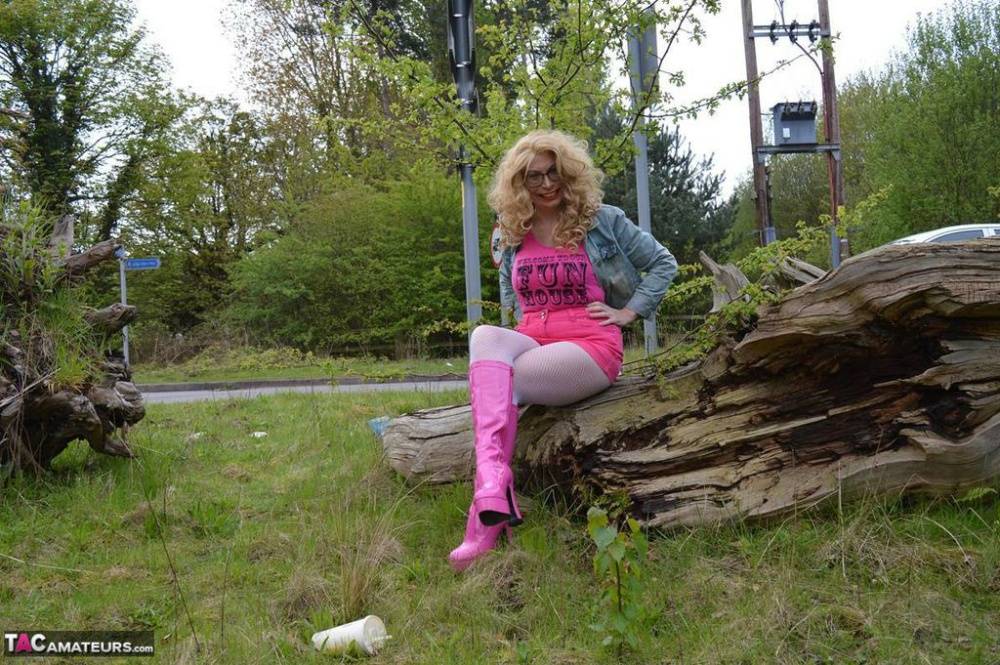 Amateur woman Barby Slut exposes herself at a public park in pink boots - #4