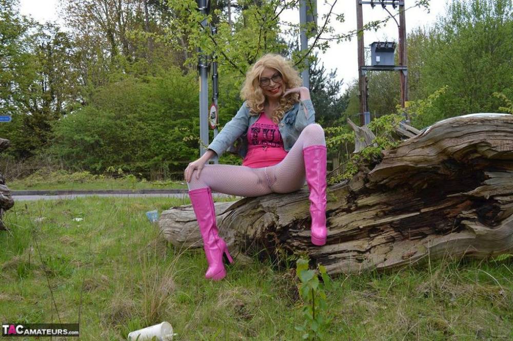 Amateur woman Barby Slut exposes herself at a public park in pink boots - #14