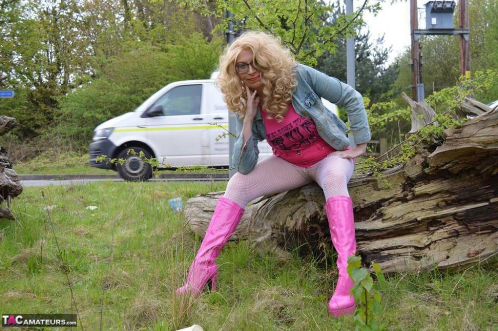 Amateur woman Barby Slut exposes herself at a public park in pink boots - #1