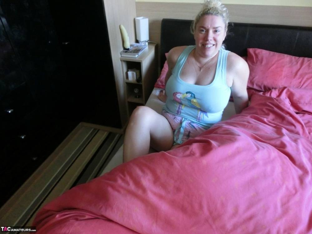 Amateur BBW Barby wakes up and gets naked before taking a shower - #11