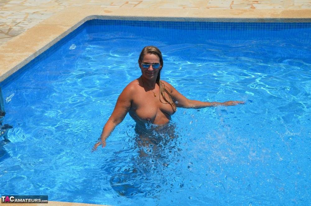 Amateur woman Sweet Susi gets caught swimming in the pool while totally naked - #7