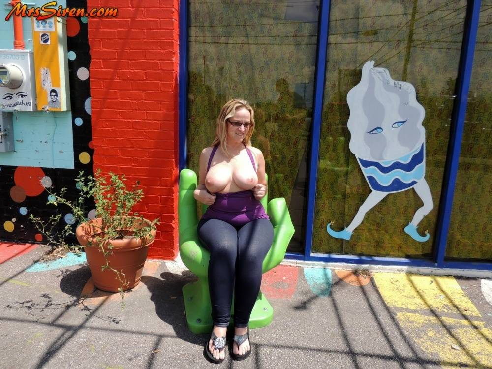 Fat amateur Dee Siren exposes her tits and ass in public before being fingered - #9