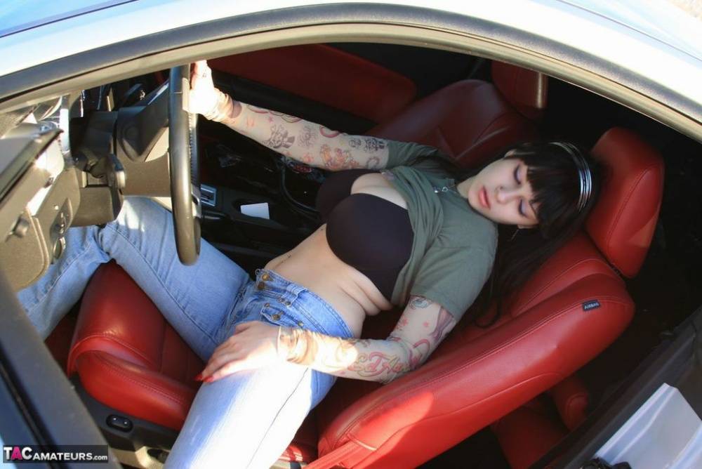 Amateur girl Susy Rocks flips the bird while exposing her big tits in a car - #15