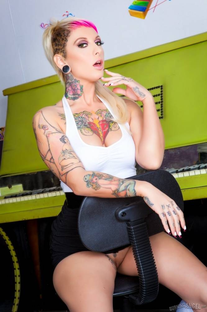 Tattooed girl Jessie Lee fingers her pussy on a piano in white knee socks - #5