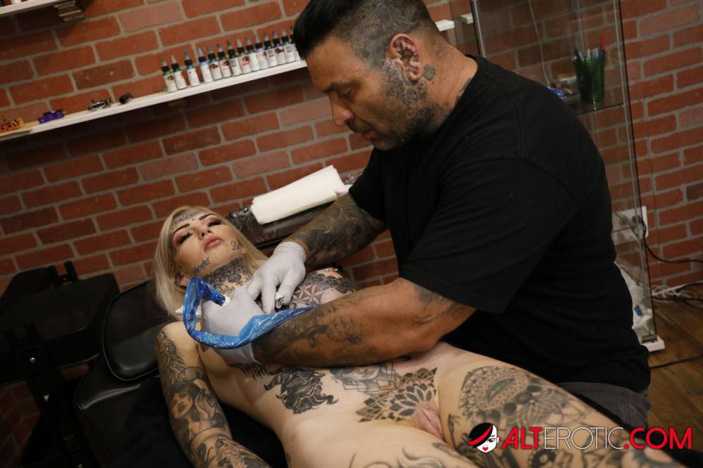 Blonde girl Amber Luke toys her twat after getting a new tattoo in a studio - #3