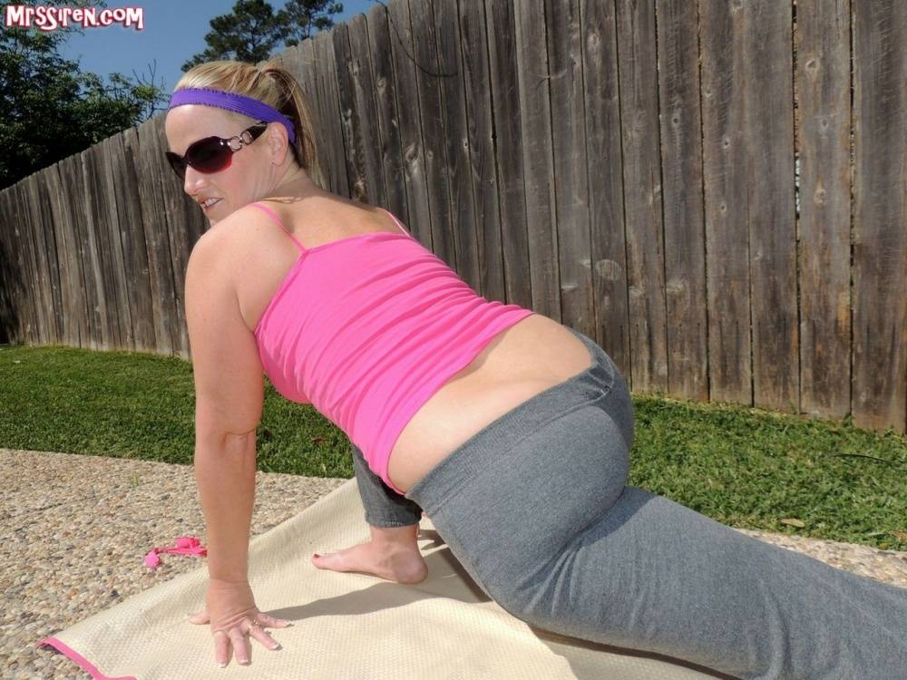 Amateur chick Dee Siren sets her huge ass free of sweatpants in the backyard - #7