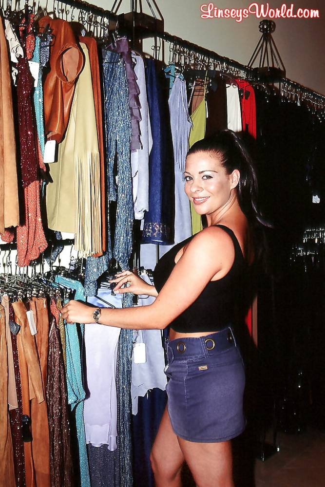 Linsey Dawn McKenzie goes shopping in tiny jean skirt and tight top - #9