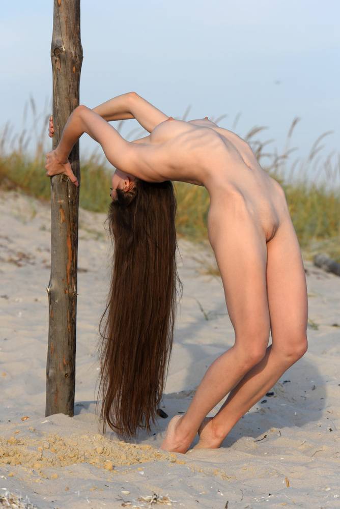 Flexible teen Lola G climbs a pole on the beach while totally naked - #7