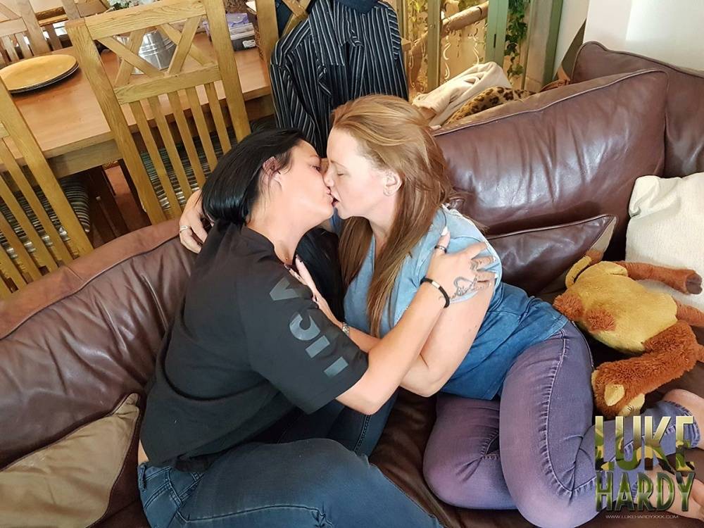 Amateur fatties Philippa & Cheyenne disrobe before licking lesbian pussies - #11
