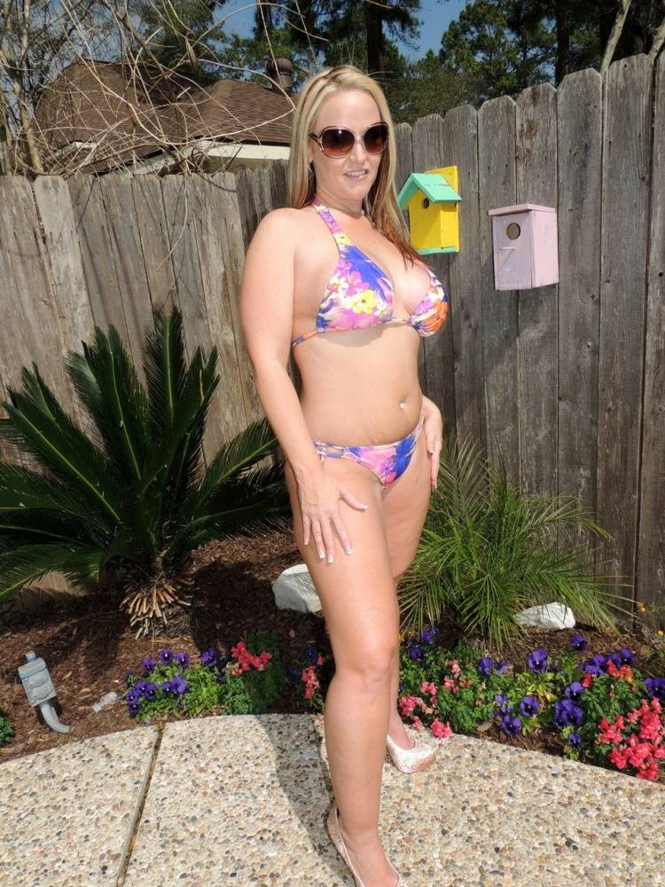 Thick blonde amateur Dee Siren models a bikini and shades in a backyard - #6