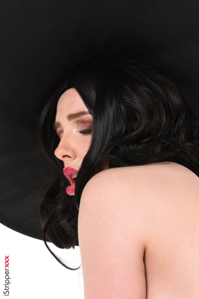 Dark-haired beauty Scarlett Jones wears a big hat while dildoing her pussy - #2