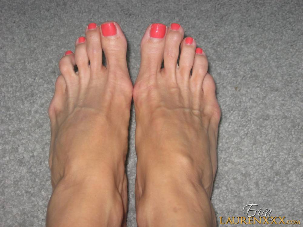 Sexy pornstar Erica Lauren flaunts painted sexy toes in sandals & bare - #6