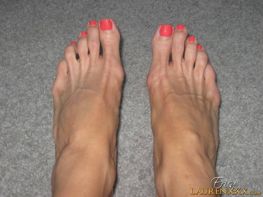 Sexy pornstar Erica Lauren flaunts painted sexy toes in sandals & bare - #7